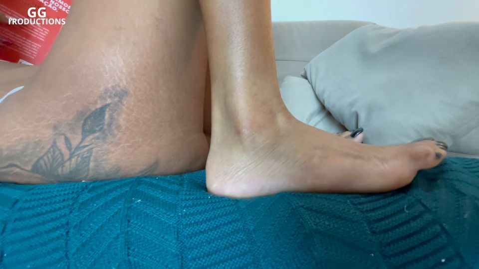 巨型巴西女性 – 邻居巨女的脚底之下