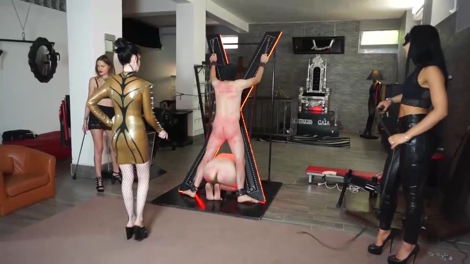 Clips4sale： 三位女尊女孩鞭打并惩罚她们的奴隶 + preview 4