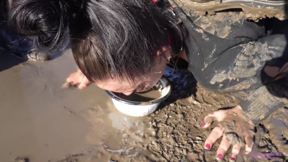 舔女孩的脚：奥罗拉和莎拉 – 你肯定想洗洗脸，猪